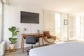 Desk, iron/ironing board, free WiFi, bed sheets - Dazzling Waikiki Studio+KIng Bed (Honolulu)