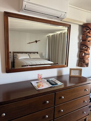 Escritorio, tabla de planchar con plancha, wifi gratis y ropa de cama 