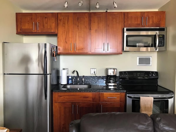 Fridge, microwave, oven, stovetop - Waikiki Surfer's Paradise! Classy Studio w/Parking (Honolulu)