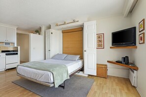 Desk, iron/ironing board, free WiFi, bed sheets - Top Floor Waikiki Studio (Honolulu)