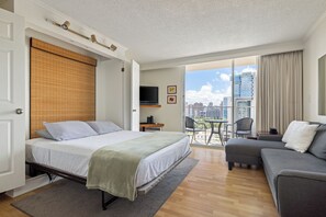 Desk, iron/ironing board, free WiFi, bed sheets - Top Floor Waikiki Studio (Honolulu)