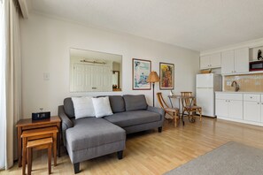 Smart TV - Top Floor Waikiki Studio (Honolulu)