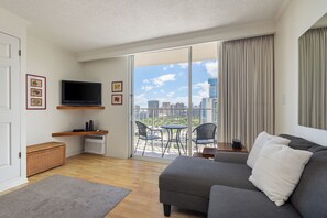 Smart TV - Top Floor Waikiki Studio (Honolulu)
