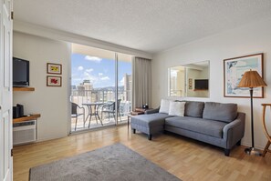 Smart TV - Top Floor Waikiki Studio (Honolulu)
