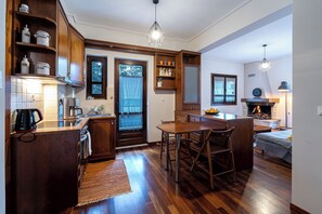 Fridge, oven, stovetop, coffee/tea maker