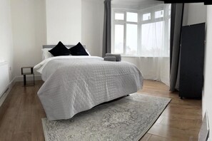 4 bedrooms, WiFi, bed sheets