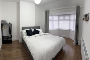 4 bedrooms, WiFi, bed sheets - Stadium home
 (Wembley)