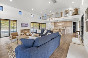 Televisie en een open haard