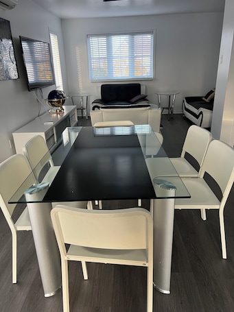 Dining. Confortable Sunny Sky