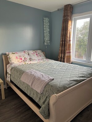 3 slaapkamers, een strijkplank/strijkijzer, wifi, beddengoed