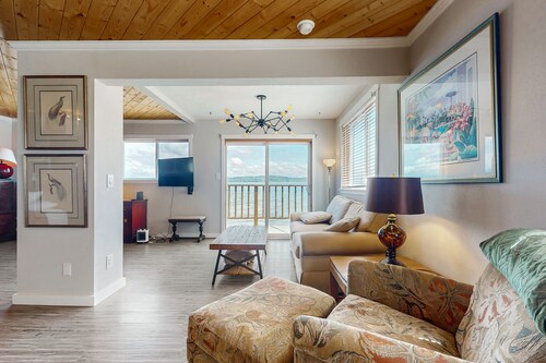 Waterfront studio cottage with stunning views