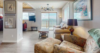 Waterfront studio cottage with stunning views