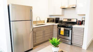 Réfrigérateur, four à micro-ondes, un four, surface de cuisson