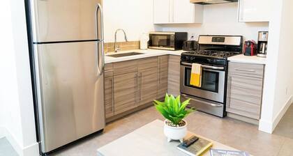 Explore Seattle:Parking & Walk to Light Rail - NEW on VRBO + ABNB Superhost