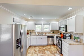 雪櫃、微波爐、焗爐、爐具