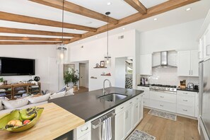 Réfrigérateur, four à micro-ondes, un four, surface de cuisson