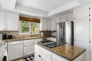 Een koelkast, een magnetron, een oven, een kookplaat