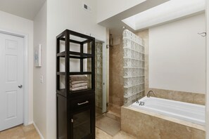 Dusche, Haartrockner, Handtücher, Shampoo