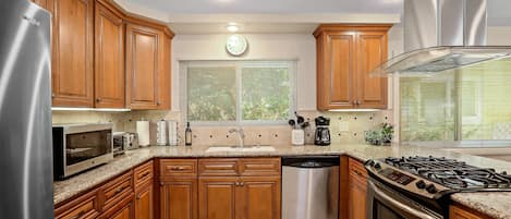 Refrigerador, microondas, horno, placa de cocina