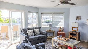 テレビ、暖炉、書斎 / ワークスペース