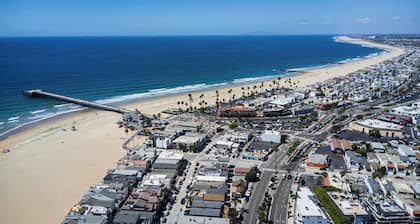 Newport Pier Retreat | Ocean Views | Walk to Beach & Dining