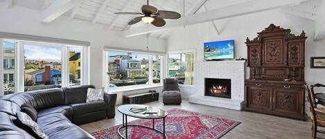 Televisión, chimenea