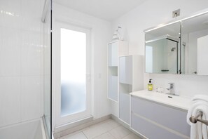 Shower, hair dryer, towels