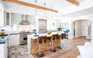 Fridge, microwave, oven, stovetop - A True Vacation Masterpiece! (Corona Del Mar)