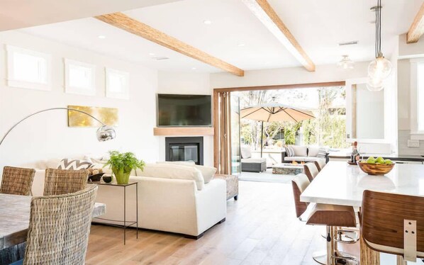 TV, fireplace, offices - A True Vacation Masterpiece! (Corona Del Mar)