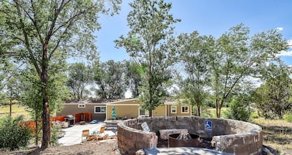 Rural, high desert, private. Hot Tub, fire pit, fully fenced, views for days!