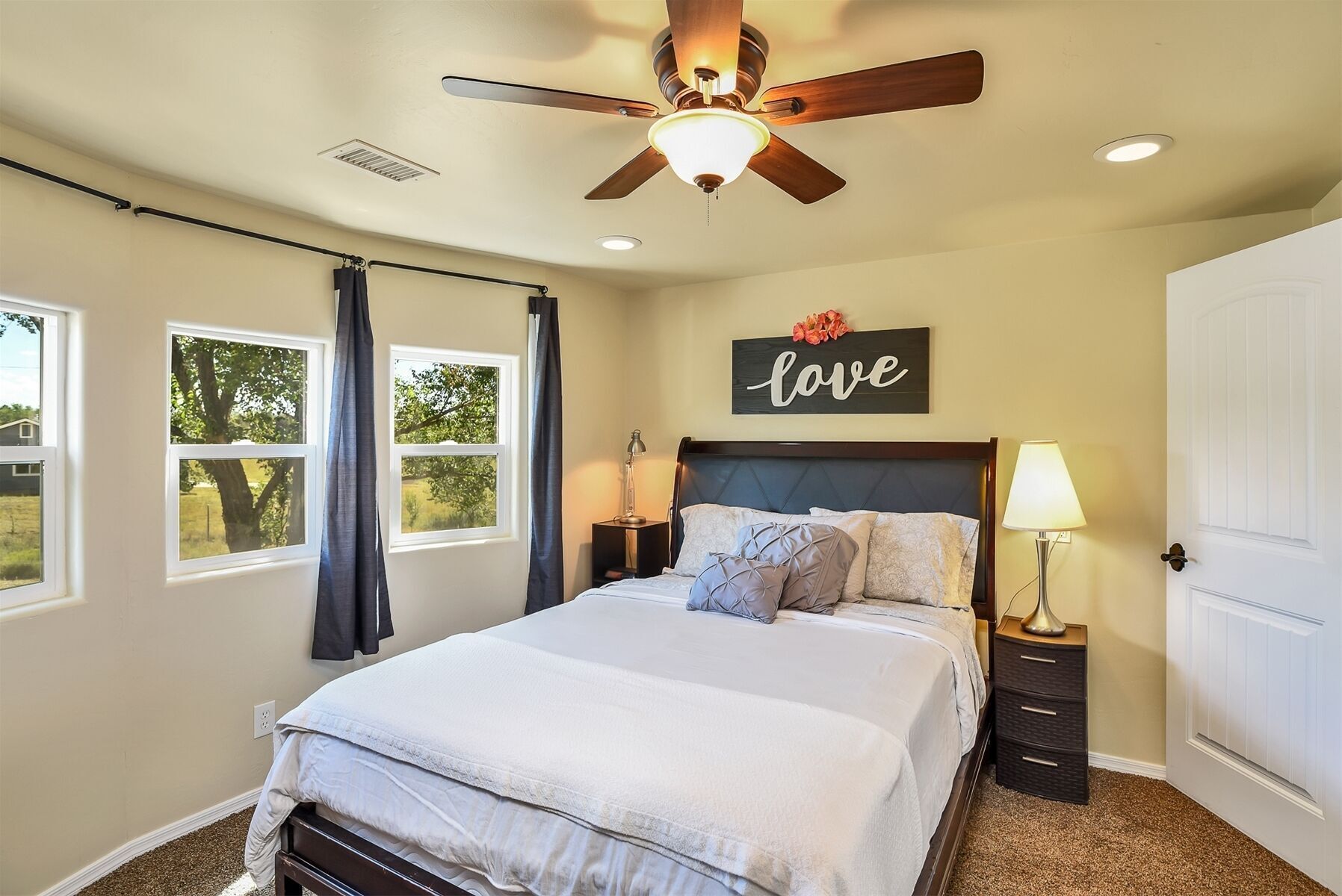 3 habitaciones, escritorio, tabla de planchar con plancha y wifi gratis 