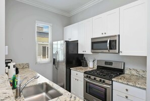 Réfrigérateur, micro-ondes, plaque de cuisson, lave-vaisselle