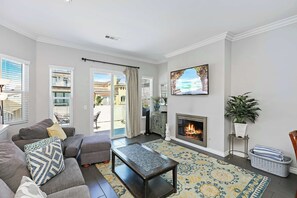 Télévision, cheminée, espaces bureaux