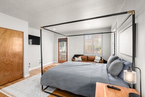 3 bedrooms, WiFi, bed sheets - Charming West Seattle Retreat (Seattle)