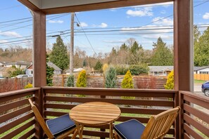 Property grounds - Charming West Seattle Retreat (Seattle)