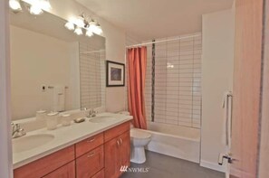 Hair dryer, towels, soap, toilet paper - Charming West Seattle Retreat (Seattle)
