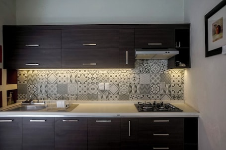 Refrigerador, microondas, placa de cocina, utensilios de cocina