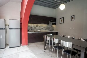 Fridge, microwave, stovetop, cookware/dishes/utensils - Casa Morelos (San Luis Potosi)