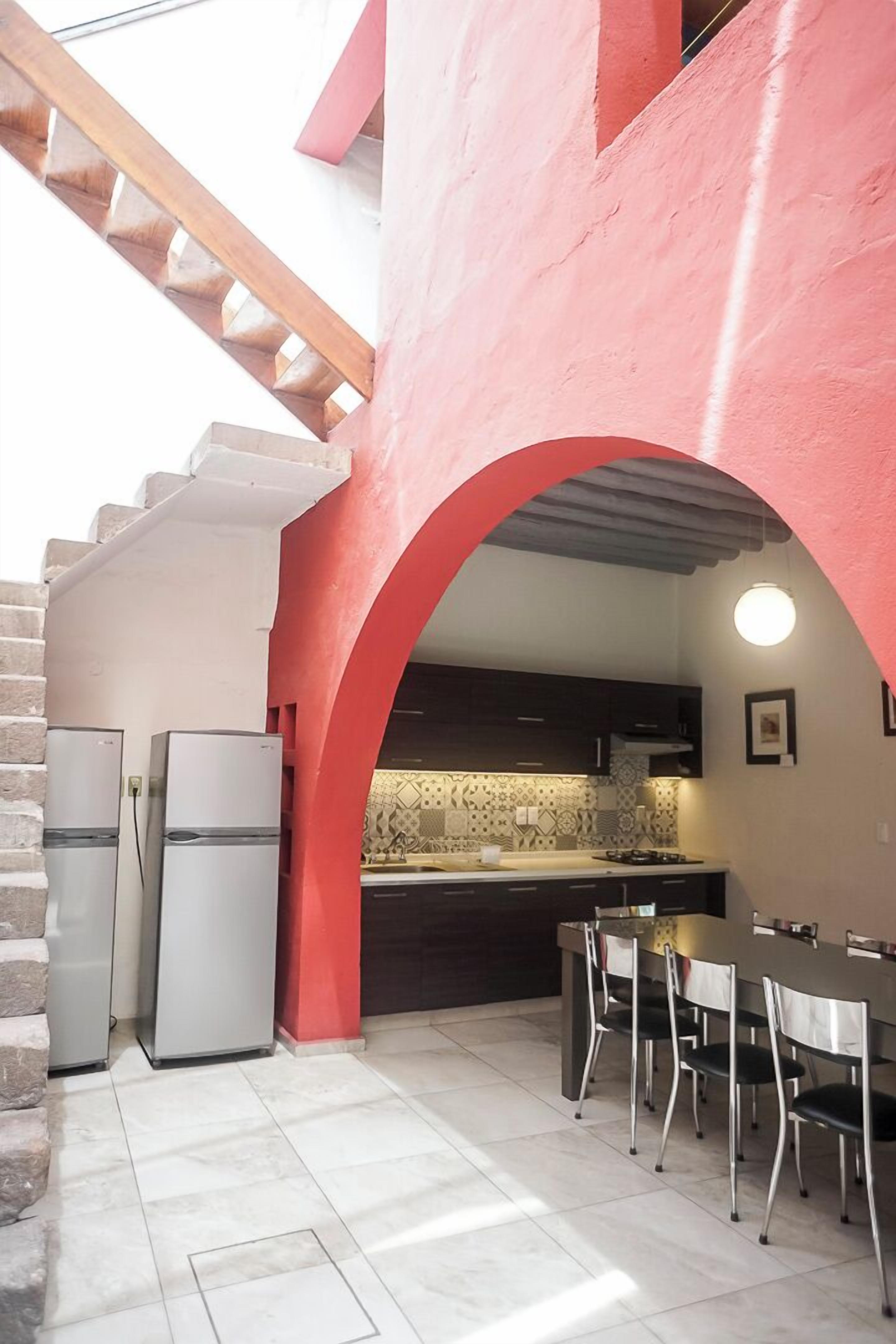 Refrigerador, microondas, parrilla de estufa y utensilios de cocina 