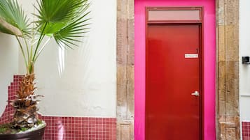 Escritorio, espacio para trabajar con laptop, cortinas blackout y wifi