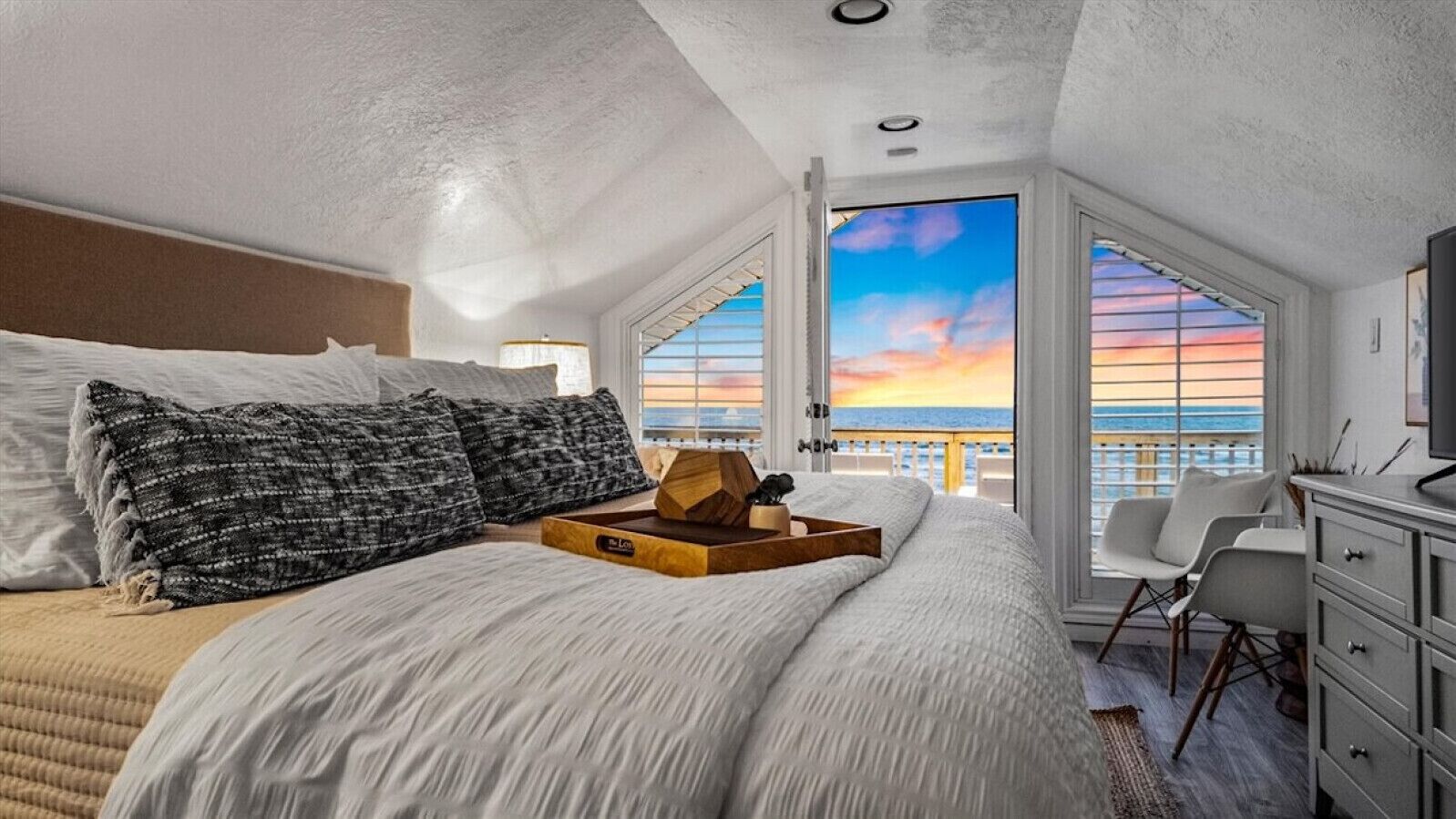 3 chambres, bureau, fer et planche à repasser, lit parapluie