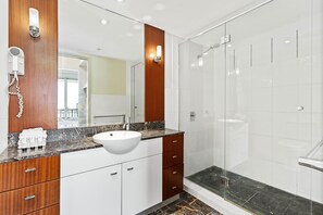 Dusche, Haartrockner, Handtücher, Seife