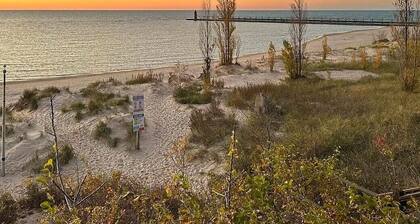 Spacious 1 Bedroom Condo with Indoor Pool, Theatre, Gym, and Close to Beach!