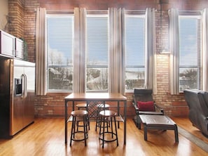 Interior - Spacious 1 Bedroom Condo with Indoor Pool, Theatre, Gym, and Close to Beach! (South Haven)