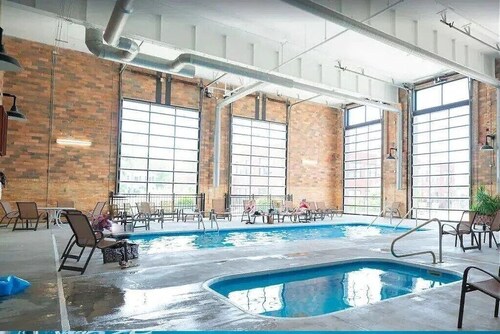 Spacious 1 Bedroom Condo with Indoor Pool, Theatre, Gym, and Close to Beach!