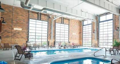 Spacious 1 Bedroom Condo with Indoor Pool, Theatre, Gym, and Close to Beach!