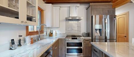 Réfrigérateur, four à micro-ondes, un four, surface de cuisson