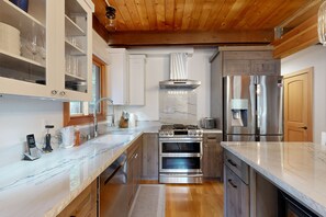 Fridge, microwave, oven, stovetop - Beautiful home located on the West Shore of Lake Tahoe with game room & deck (Tahoe City)