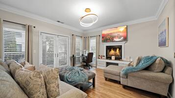 Een smart-tv en een open haard