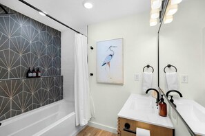 Douche, sèche-cheveux, shampoing